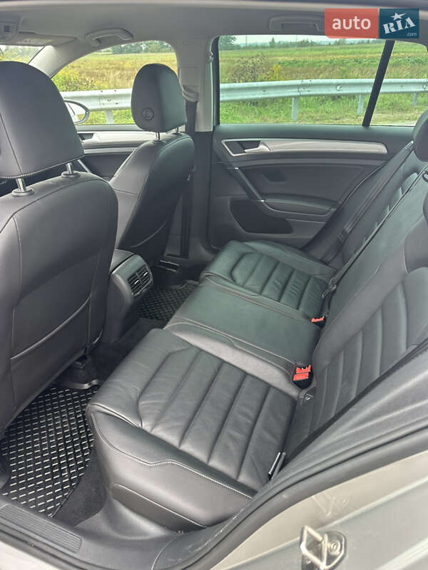 Хетчбек Volkswagen e-Golf 2016 в Городку