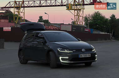 Хэтчбек Volkswagen e-Golf 2019 в 