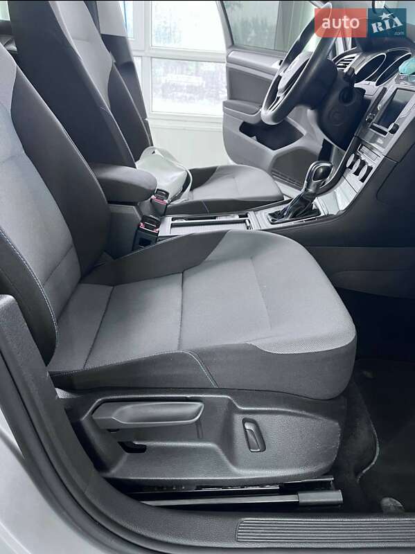 Хэтчбек Volkswagen e-Golf 2015 в Рогатине