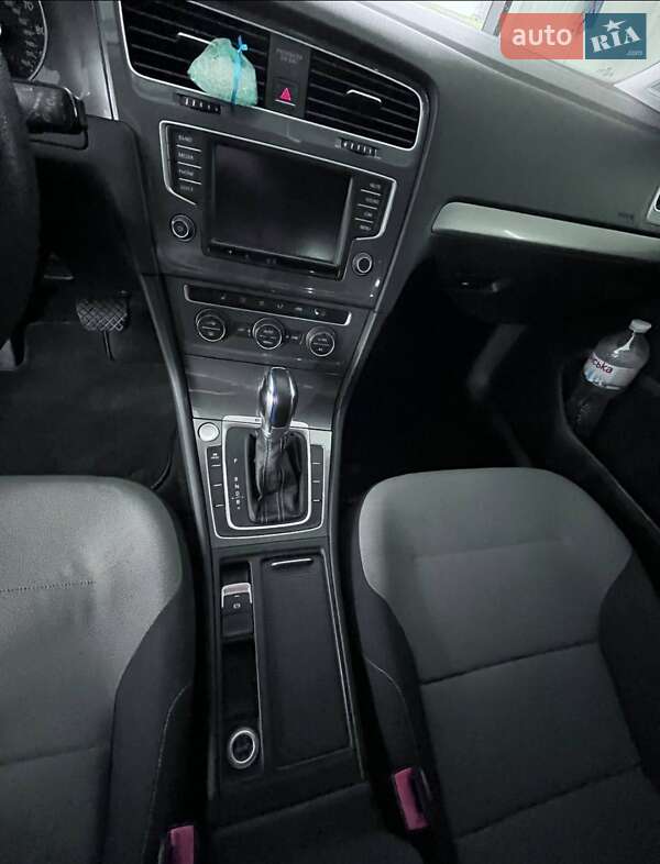 Хэтчбек Volkswagen e-Golf 2015 в Рогатине