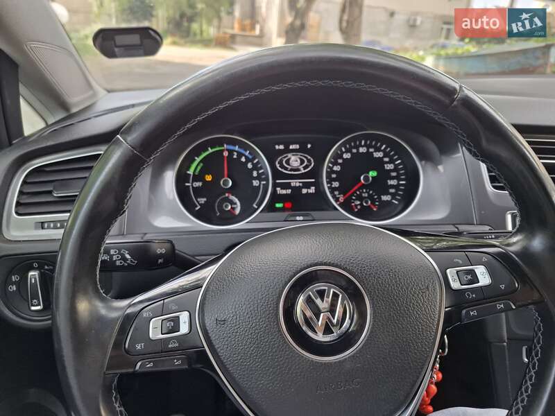 Хетчбек Volkswagen e-Golf 2014 в Чечельнику
