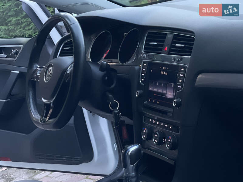 Хетчбек Volkswagen e-Golf 2015 в Львові фото 41 Хетчбек Volkswagen e-Golf 2015 в Львові