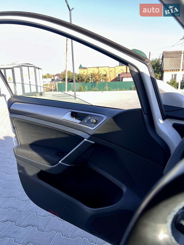 Хэтчбек Volkswagen e-Golf 2014 в Кропивницком