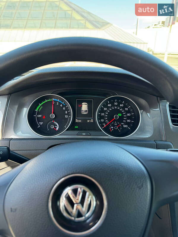 Хэтчбек Volkswagen e-Golf 2016 в Киеве