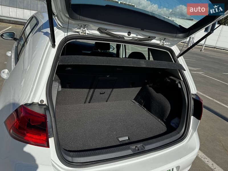 Хэтчбек Volkswagen e-Golf 2016 в Киеве