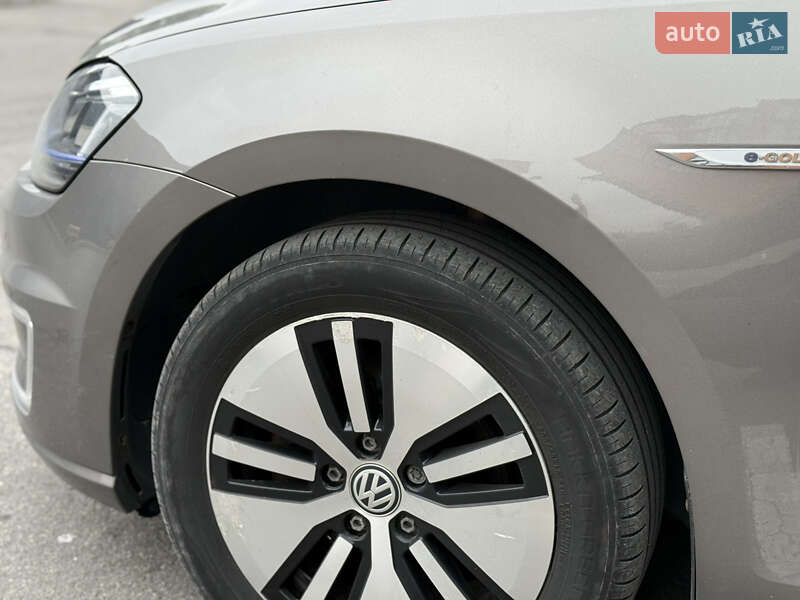 Хэтчбек Volkswagen e-Golf 2015 в Каменец-Подольском