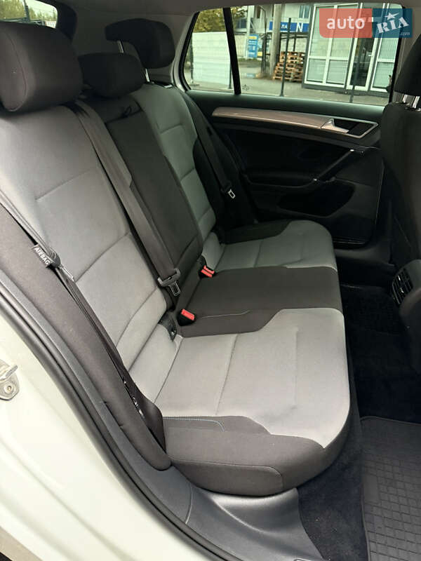 Хэтчбек Volkswagen e-Golf 2014 в Киеве фото 16 Хэтчбек Volkswagen e-Golf 2014 в Киеве