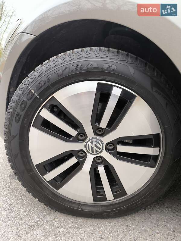 Хэтчбек Volkswagen e-Golf 2015 в Чернигове