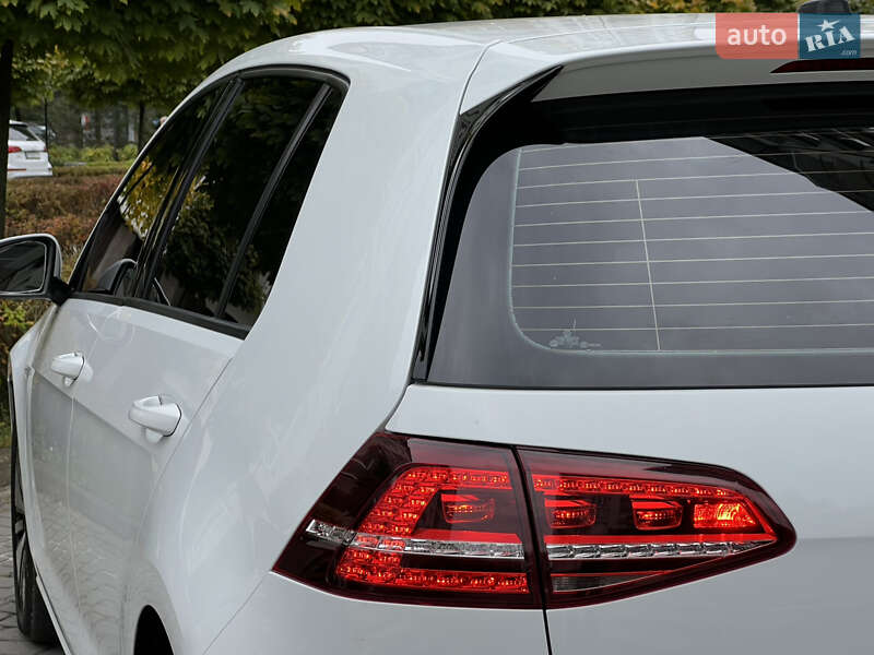 Хетчбек Volkswagen e-Golf 2015 в Івано-Франківську