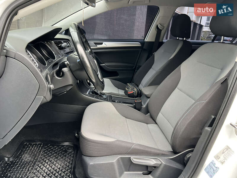 Хетчбек Volkswagen e-Golf 2015 в Івано-Франківську