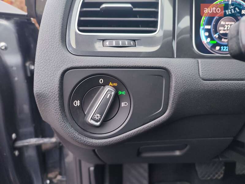 Хэтчбек Volkswagen e-Golf 2018 в Киеве