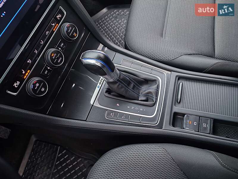 Хэтчбек Volkswagen e-Golf 2018 в Киеве