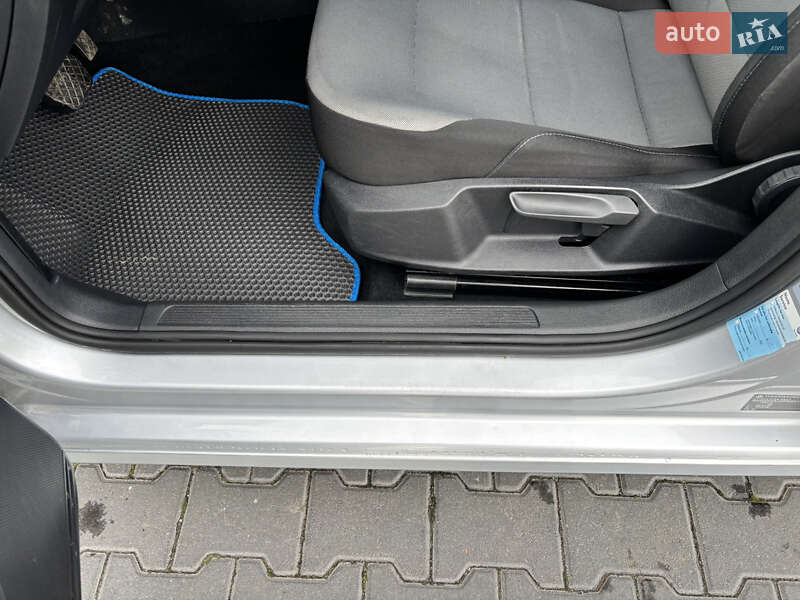 Хэтчбек Volkswagen e-Golf 2014 в Золочеве фото 55 Хэтчбек Volkswagen e-Golf 2014 в Золочеве