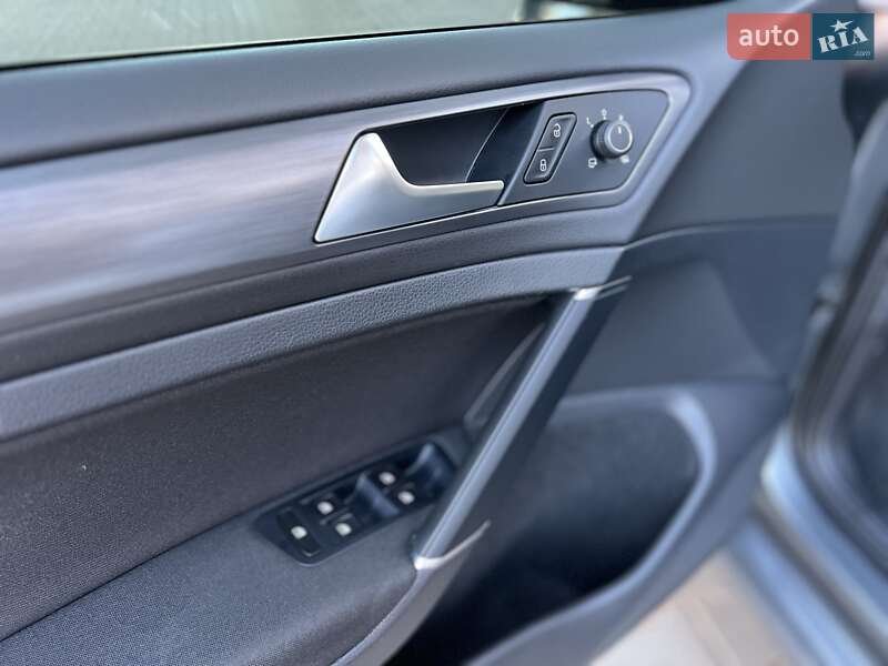 Хэтчбек Volkswagen e-Golf 2019 в Львове