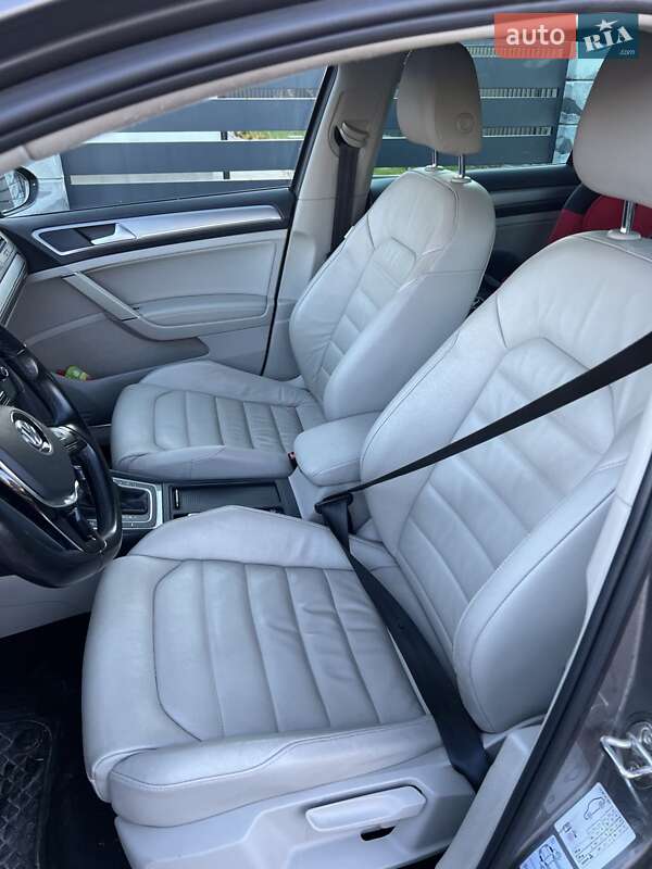 Хетчбек Volkswagen e-Golf 2015 в Городку