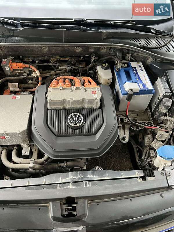 Хетчбек Volkswagen e-Golf 2015 в Косові фото 31 Хетчбек Volkswagen e-Golf 2015 в Косові