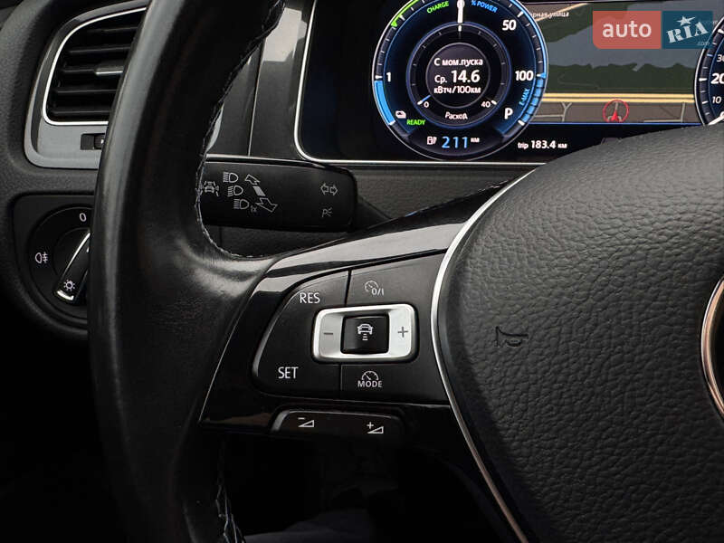 Хэтчбек Volkswagen e-Golf 2017 в Киеве