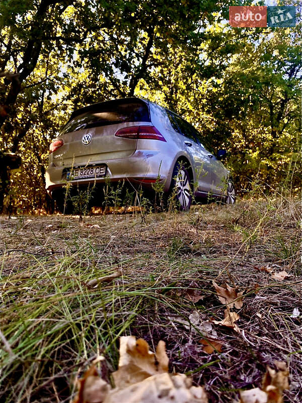 Хетчбек Volkswagen e-Golf 2015 в Дніпрі