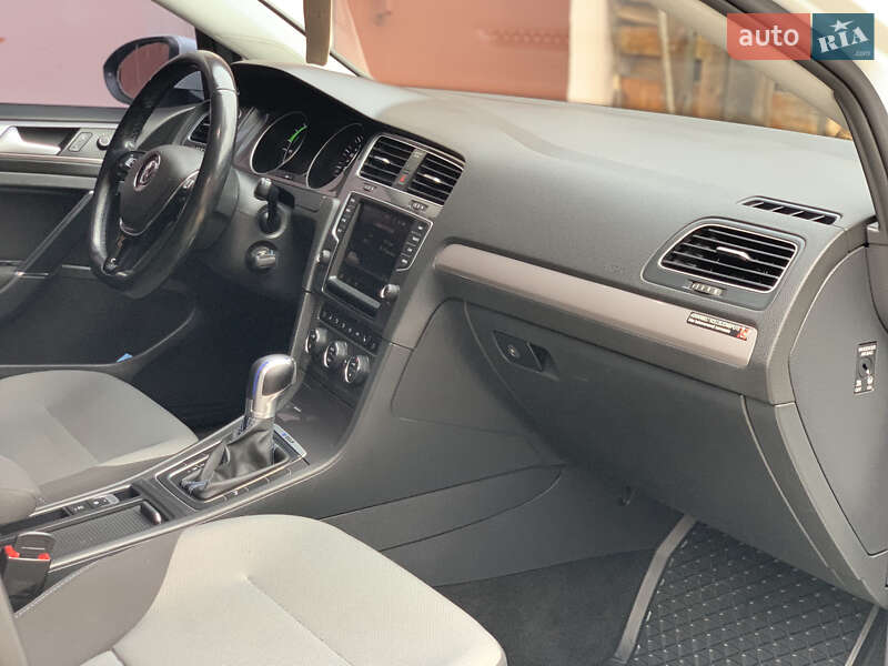 Хэтчбек Volkswagen e-Golf 2015 в Ивано-Франковске