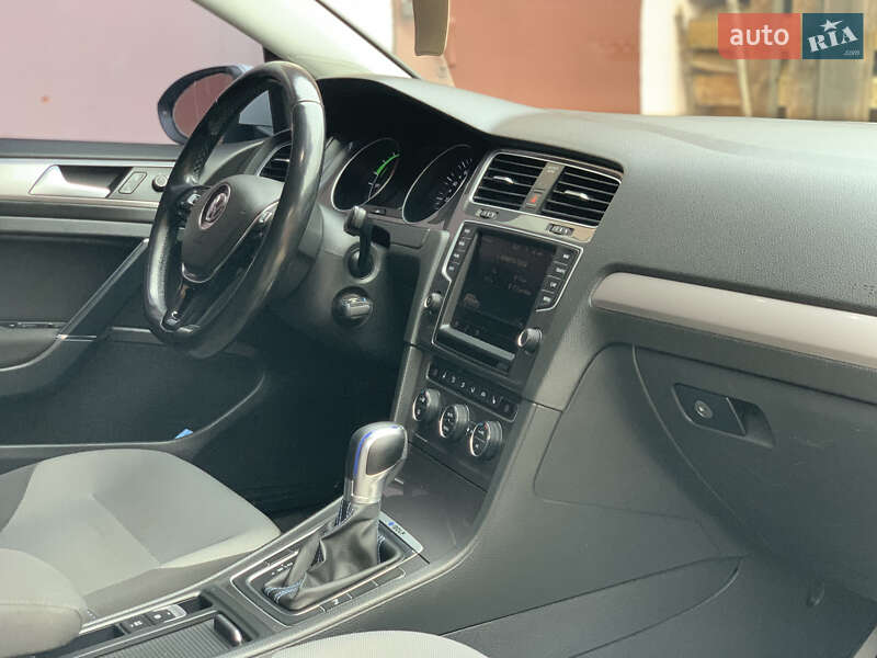 Хэтчбек Volkswagen e-Golf 2015 в Ивано-Франковске