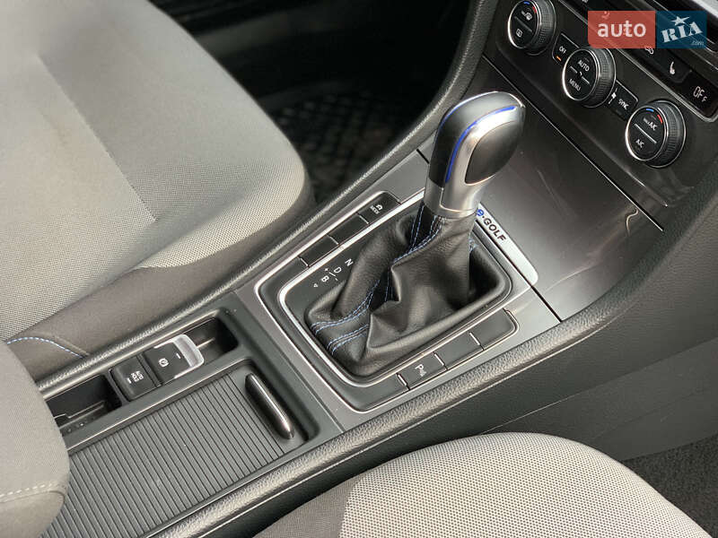 Хэтчбек Volkswagen e-Golf 2015 в Ивано-Франковске