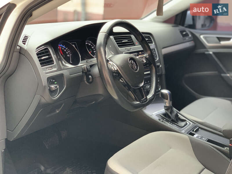 Хэтчбек Volkswagen e-Golf 2015 в Ивано-Франковске