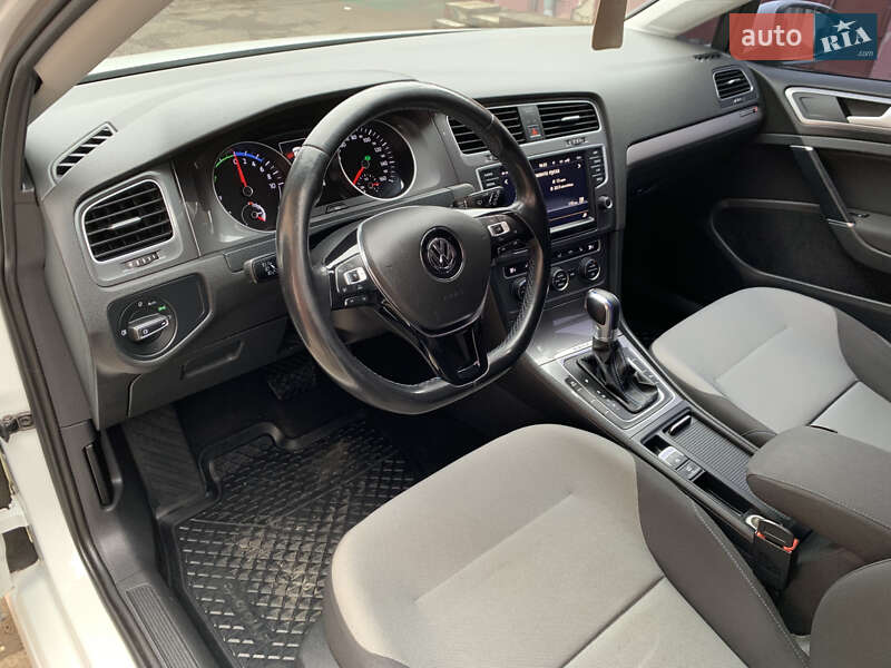 Хэтчбек Volkswagen e-Golf 2015 в Ивано-Франковске