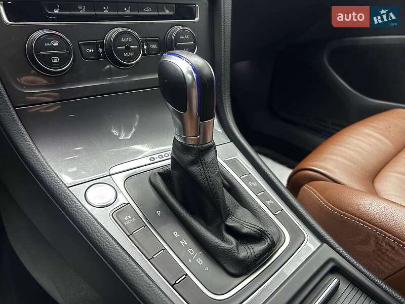 Хетчбек Volkswagen e-Golf 2015 в Чернівцях