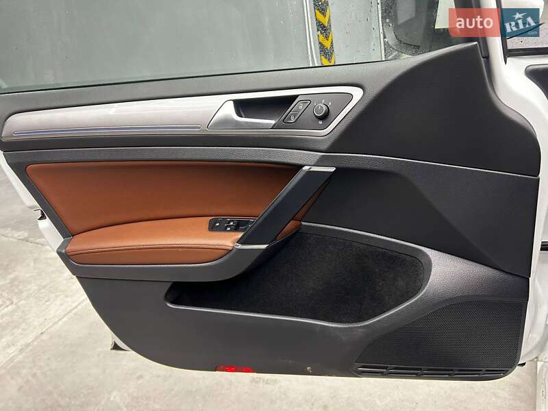 Хетчбек Volkswagen e-Golf 2015 в Чернівцях