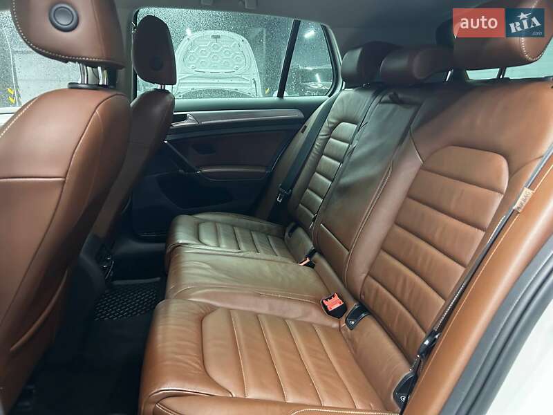 Хетчбек Volkswagen e-Golf 2015 в Чернівцях