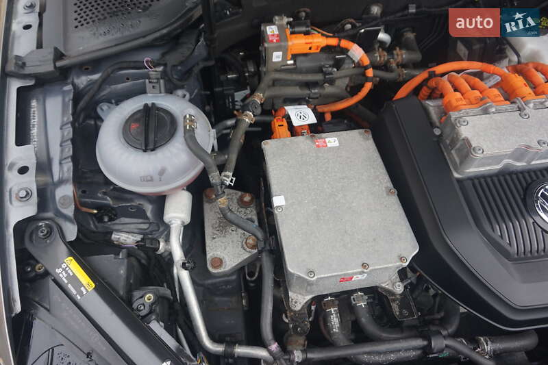 Хэтчбек Volkswagen e-Golf 2015 в Самборе