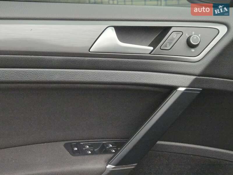 Хэтчбек Volkswagen e-Golf 2019 в Киеве