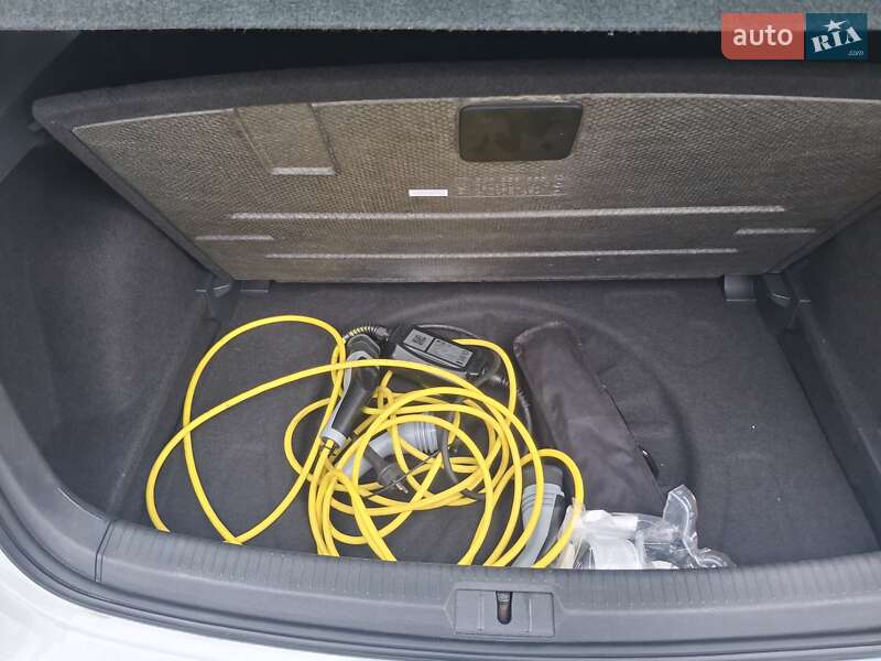 Хетчбек Volkswagen e-Golf 2015 в Полтаві фото 26 Хетчбек Volkswagen e-Golf 2015 в Полтаві