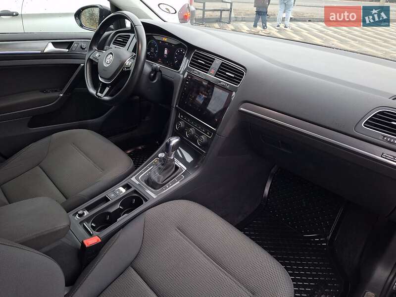 Хетчбек Volkswagen e-Golf 2017 в Городку