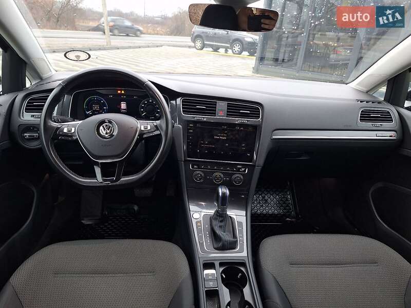 Хетчбек Volkswagen e-Golf 2017 в Городку