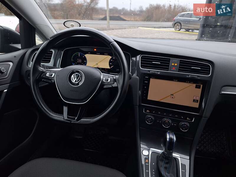 Хетчбек Volkswagen e-Golf 2017 в Городку