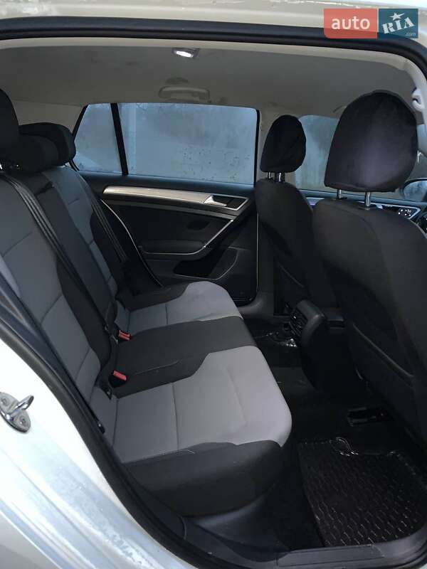 Хетчбек Volkswagen e-Golf 2014 в Івано-Франківську