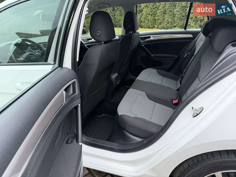 Хетчбек Volkswagen e-Golf 2015 в Рівному