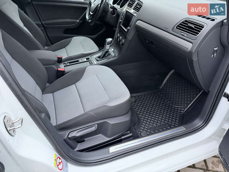 Хетчбек Volkswagen e-Golf 2015 в Рівному