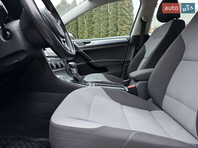 Хетчбек Volkswagen e-Golf 2015 в Рівному