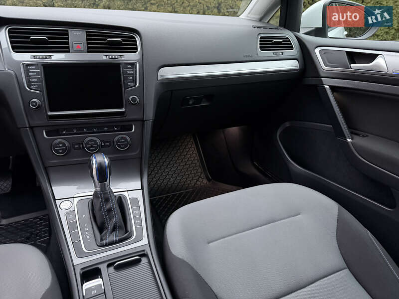 Хетчбек Volkswagen e-Golf 2015 в Рівному