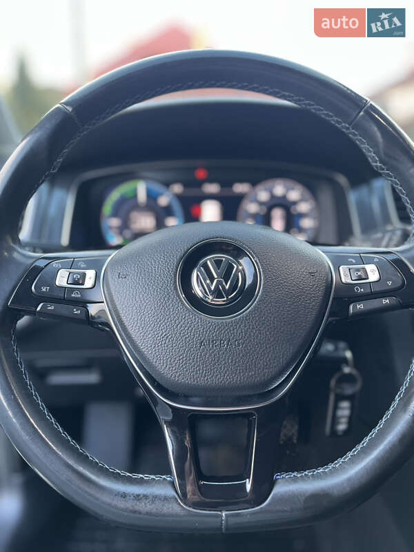 Хэтчбек Volkswagen e-Golf 2017 в Ужгороде