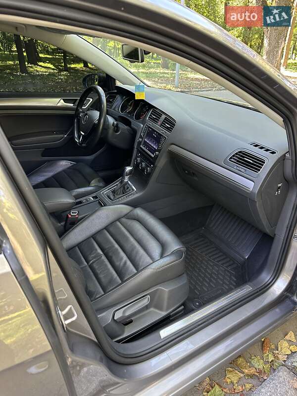 Хетчбек Volkswagen e-Golf 2015 в Чернівцях