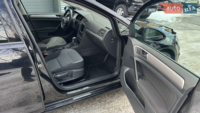 Хетчбек Volkswagen e-Golf 2015 в Чернівцях