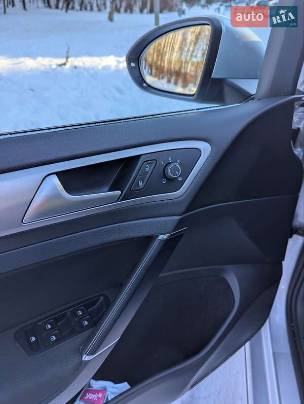 Хетчбек Volkswagen e-Golf 2016 в Тернополі фото 20 Хетчбек Volkswagen e-Golf 2016 в Тернополі