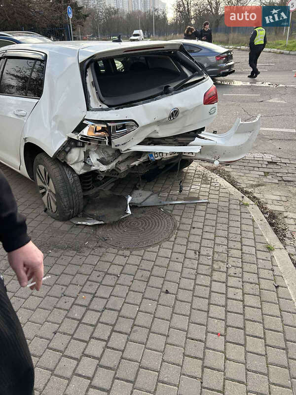 Хэтчбек Volkswagen e-Golf 2016 в Одессе фото 5 Хэтчбек Volkswagen e-Golf 2016 в Одессе