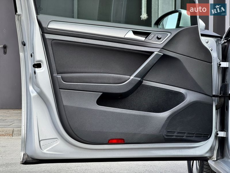 Хэтчбек Volkswagen e-Golf 2019 в Киеве