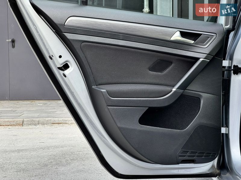 Хэтчбек Volkswagen e-Golf 2019 в Киеве