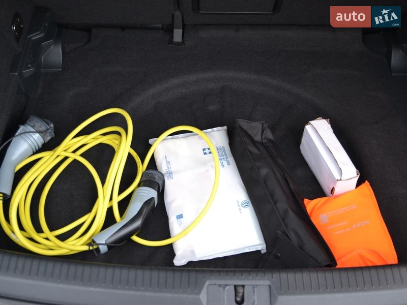 Хэтчбек Volkswagen e-Golf 2015 в Луцке