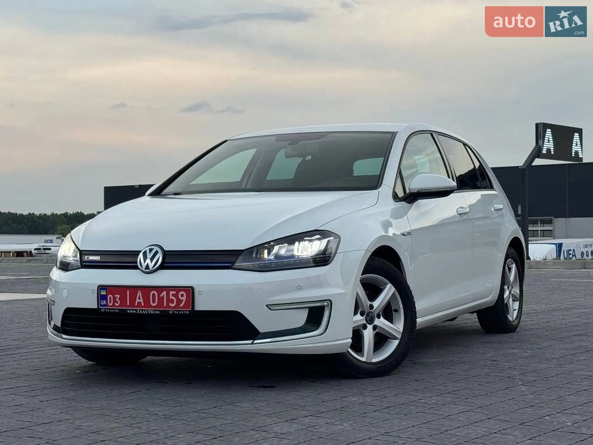 Volkswagen e-Golf 2015 VIN WVWZZZAUZFW902240 фото оголошення 3 з 56